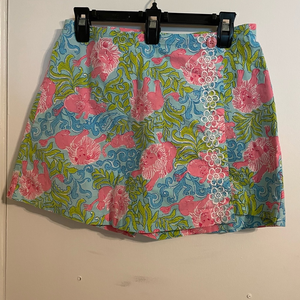 Key West brand skort. Size 6. Cute embroidered pattern on front. Great colors.